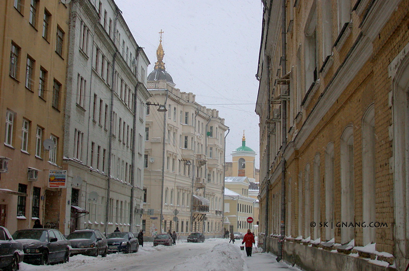 Snowy day in Moscow downtown 01.02.2005.
